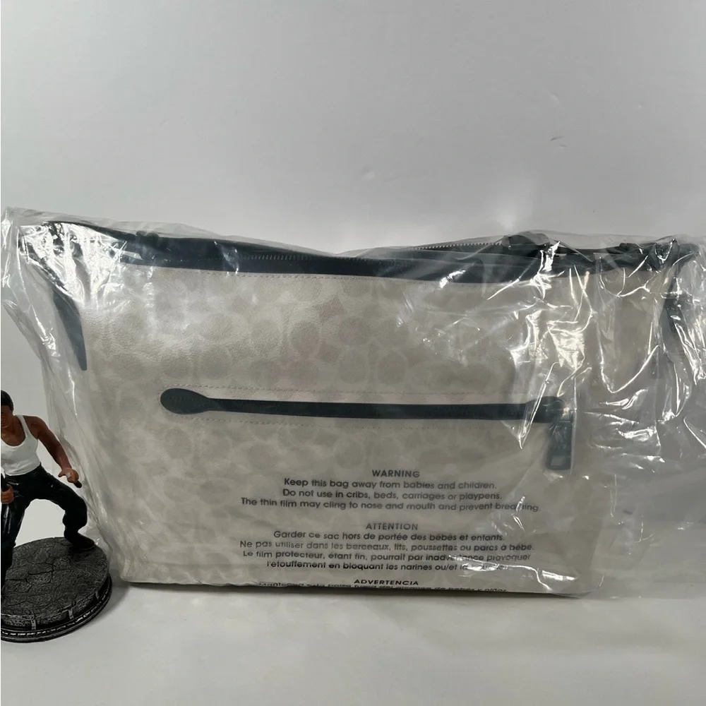 Coach Finn Crossbody Bag In Signature Canvas NWT - Picture 2 of 6
